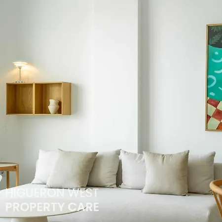 Nordic Delight - 3-bedroom South-facing With Sea Views And Pool, Lomas, Fuengirola